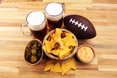 Cheddar Cheese ve Jalapenos ile ev yapımı Nachos ve bira