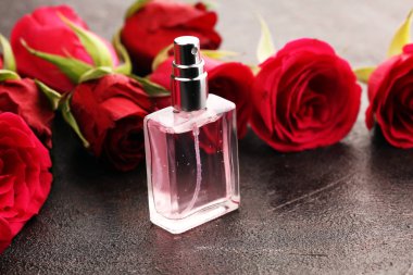Kırsal arka planda çiçekli bir şişe parfüm. Aroma kokusu
