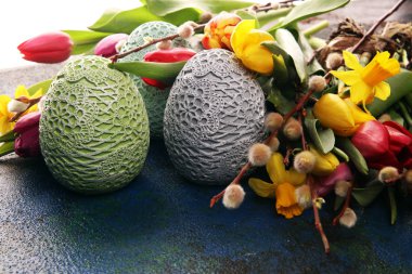 Paskalya yumurtaları, laleler ve kırsal arka planda nergisler. Döndür