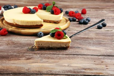 Valentin için taze ahududu ve nane şekerli ev yapımı cheesecake.