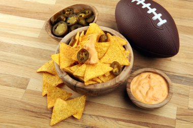 Futbol için Cheddar Cheese ve Jalapenos ile ev yapımı Nachos.. 