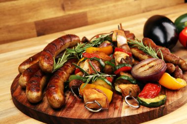 Barbekü esprisinde sebzeli ızgara et.