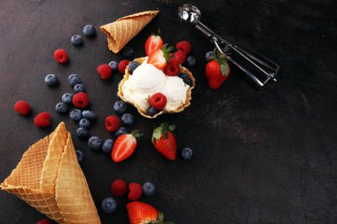 Vanilyalı dondurma ve taze böğürtlen. Çilek, ahududu.