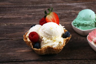 Çeşitli dondurma aromalı Whit taze yabanmersini, çilek, ki