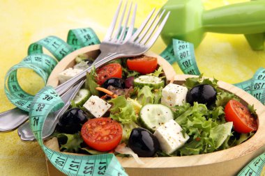 Dambılı ahşap kalp şeklindeki bardakta hakiki taze salata.