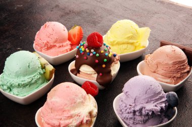 Çeşitli dondurma aromalı Whit taze yabanmersini, çilek, ki