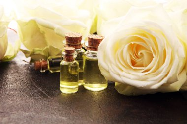 Gül çiçeği ve temel yağ. Güllü spa ve aromaterapi.