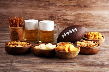 Cips, tuzlu aperatifler, masada futbol ve bira. Selamlama için harika.