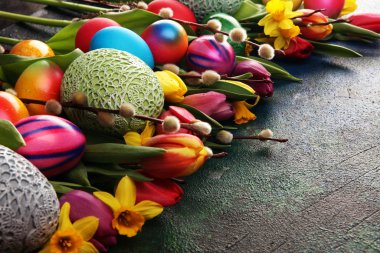 Paskalya yumurtaları, laleler ve kırsal arka planda nergisler. Döndür