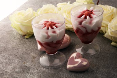 Çilekli tatlı ya da gözlüklü dondurma ve gül.