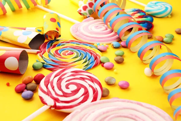 ゼリーと砂糖とストリーマーでキャンディ。色鮮やかなiの配列 — ストック写真