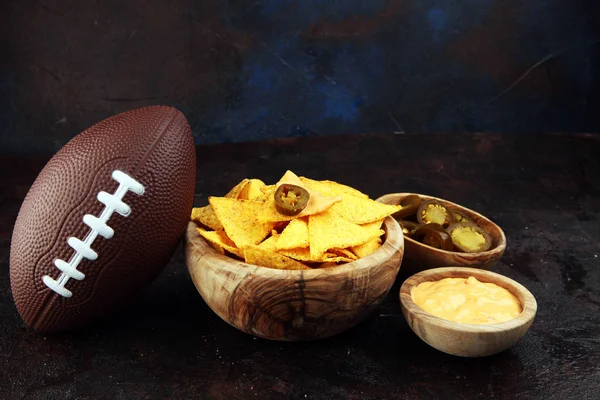 Hausgemachte Nachos mit Cheddar-Käse und Jalapenos für den Fußball. — Stockfoto