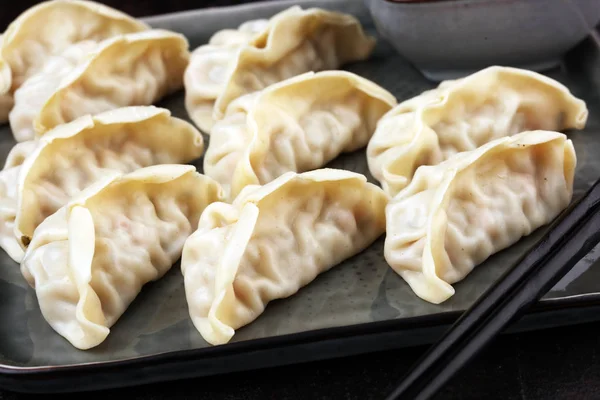 Gyoza oder Knödel-Snack mit Sojasauce. — Stockfoto