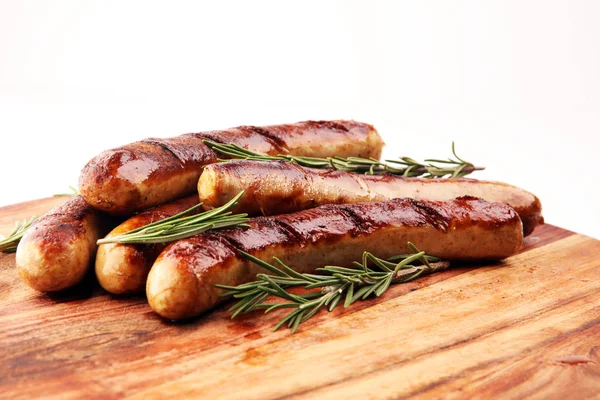 Grillwürste mit Gewürzen auf dem Tisch - Hausgemachte Schweinswurst — Stockfoto