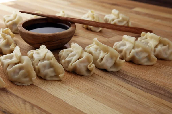 Gyoza oder Knödel-Snack mit Sojasauce. — Stockfoto