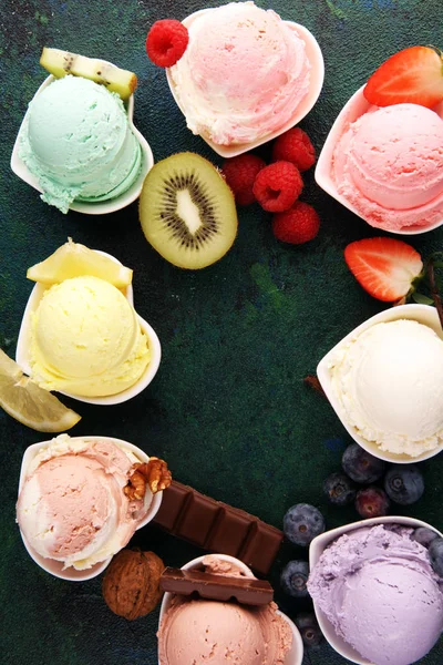 Various of ice cream flavor whit fresh blueberry, strawberry, ki — Stock Photo, Image