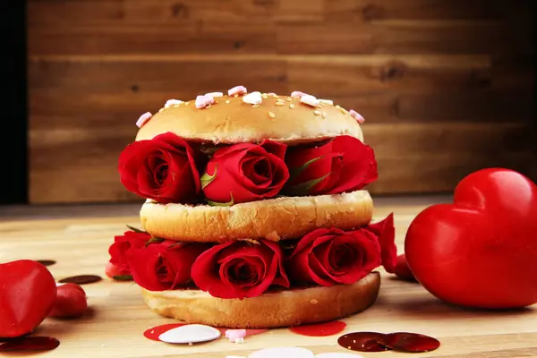 Burger for valentines day with roses and red hearts — Stock Photo, Image