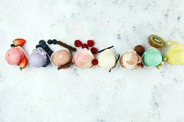 Разнообразие вкуса мороженого с черникой, клубникой, ки — стоковое фото