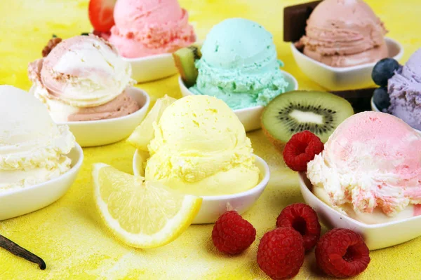 Verschiedene Eissorten mit frischen Blaubeeren, Erdbeeren, Ki — Stockfoto