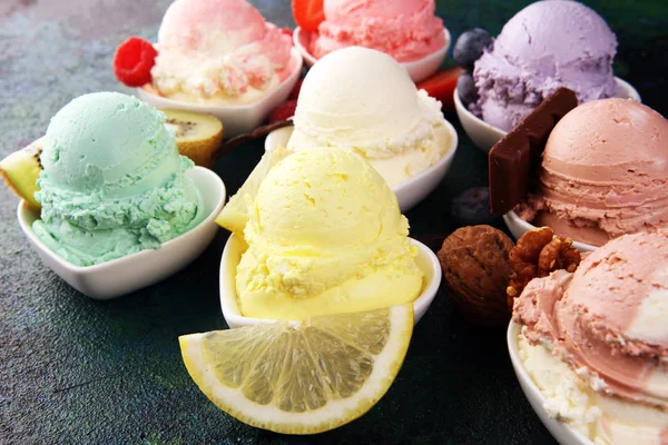 Various of ice cream flavor whit fresh blueberry, strawberry, ki — Stock Photo, Image