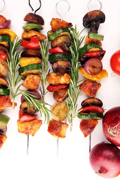 Xixi de porco grelhado ou kebab em espetos com verduras. Alimentos ba — Fotografia de Stock