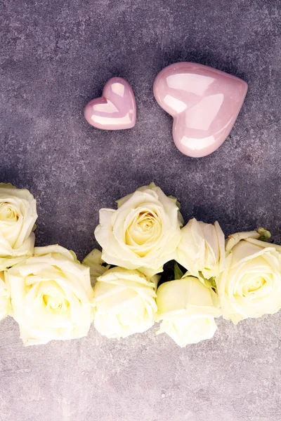 Weiße Rosen mit Herzen auf Hintergrund für Valentinstag-Konzept — Stockfoto