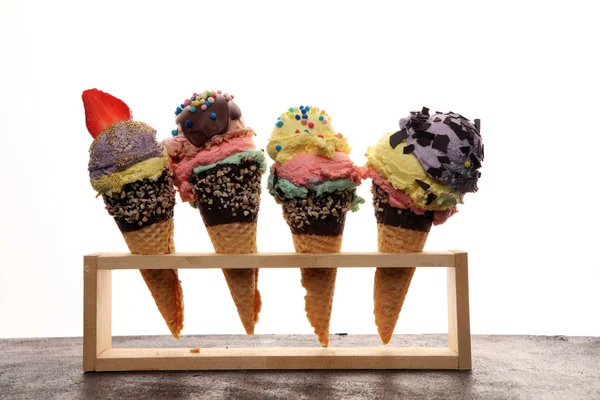 Barevné zmrzlinové kornouty, duhové párky, čokoláda a jahoda — Stock fotografie