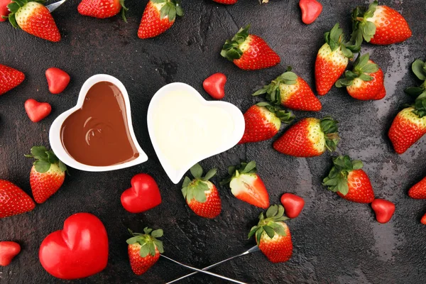 Valentine Choklad fondue smält med färska jordgubbar och da — Stockfoto