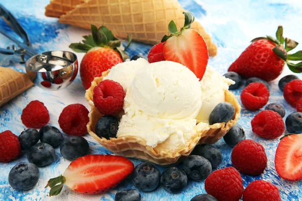 Ванильное мороженое со свежими ягодами. Клубника, малина — стоковое фото
