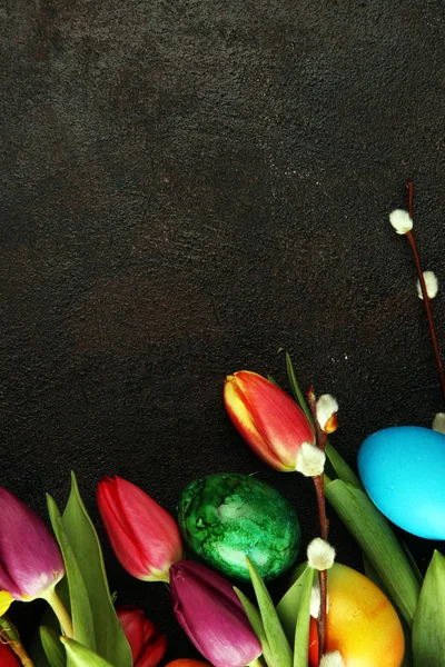 Œufs de Pâques, tulipes et jonquilles sur fond rustique. Sprin — Photo