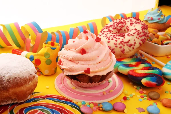 Bonbóny s želé, cukrem a stuhami. barevné pole di — Stock fotografie
