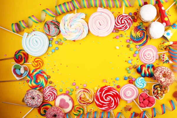 Bonbóny s želé, cukrem a stuhami. barevné pole di — Stock fotografie