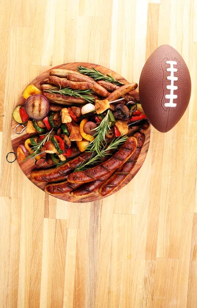 바비큐 위켓 위에 야채와 구운 고기를 분류하는 모습 — 스톡 사진