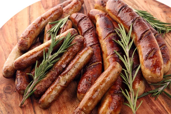 Grillwürste mit Gewürzen auf dem Tisch - Hausgemachte Schweinswurst — Stockfoto