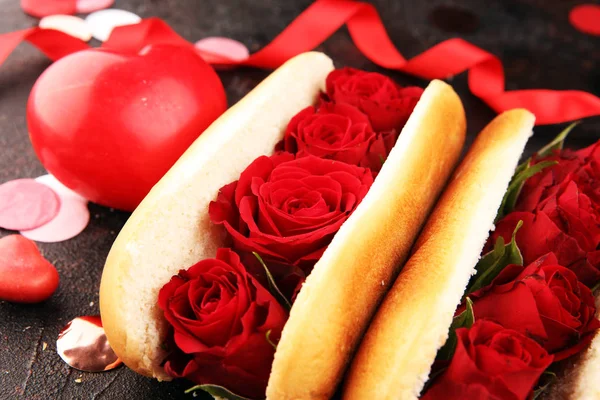 Heißer Doc zum Valentinstag mit Rosen und roten Herzen — Stockfoto