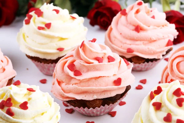 Delicious cupcake for Valentine Day. Love concept cupcakes. For — Stock Photo, Image