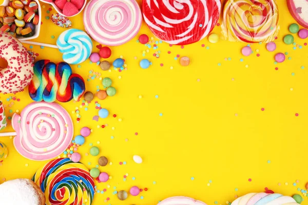 Καραμέλες με ζελέ και ζάχαρη και σερπαντίνες. πολύχρωμη σειρά di — Φωτογραφία Αρχείου
