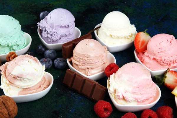 Vários de sabor de sorvete whit mirtilo fresco, morango, ki — Fotografia de Stock