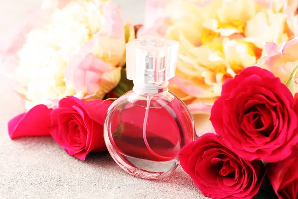 Garrafa de perfume com flores em fundo rústico. Aroma cheiro — Fotografia de Stock
