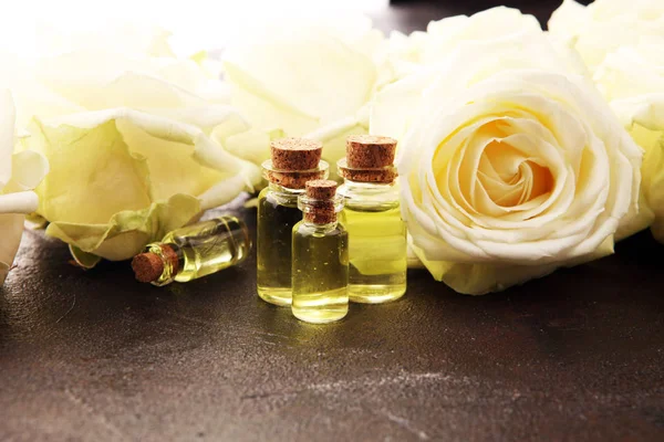 Kwiat róży i olejek eteryczny. spa i aromaterapia z różami — Zdjęcie stockowe