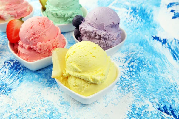 Vários de sabor de sorvete whit mirtilo fresco, morango, ki — Fotografia de Stock