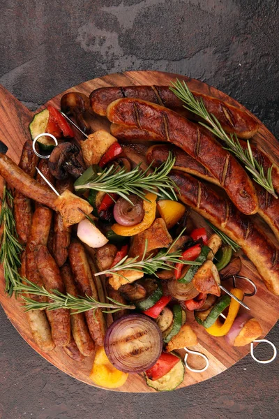 Carne grelhada deliciosa sortida com vegetais em uma sagacidade de churrasco — Fotografia de Stock