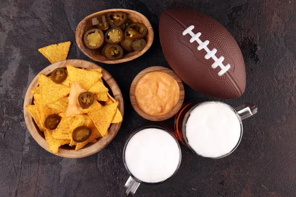 Homemade Nachos con Cheddar Cheese y Jalapenos y cerveza para f. — Foto de Stock