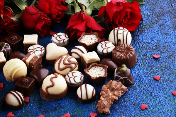 Шоколадные пралине и розы идеальное сочетание для женщины — стоковое фото
