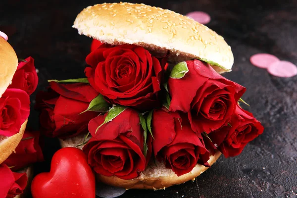 Burger zum Valentinstag mit Rosen und roten Herzen — Stockfoto