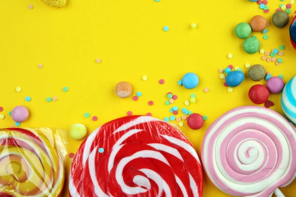 Candies with jelly and sugar and streamers. colorful array of di — Stock Photo, Image