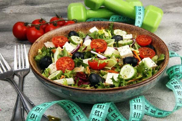 Authentieke verse salade in een stenen beker met halters excercise eq — Stockfoto