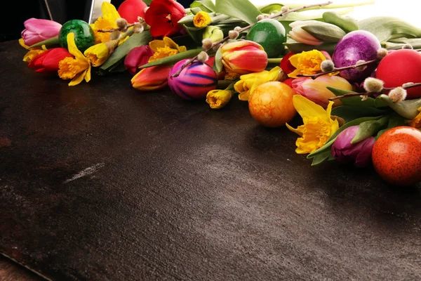 Kwitnące żonkile i pisanki do wiosennych dekoracji — Zdjęcie stockowe