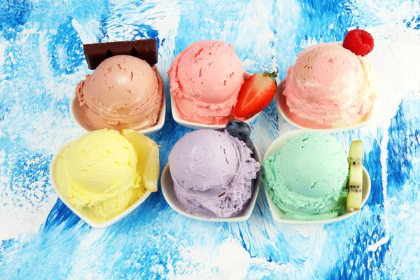 Διάφορα γεύση παγωτού whit φρέσκο βατόμουρο, φράουλα, ki — Φωτογραφία Αρχείου