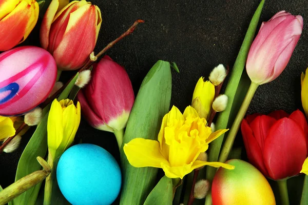Jonquilles en fleurs et oeufs de Pâques pour la décoration de printemps — Photo